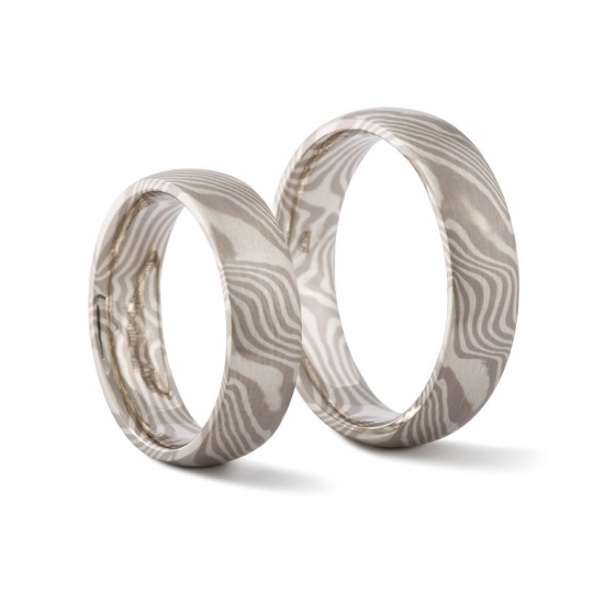 Ringe mit bewegter Maserung - In japanischer Schmiedetechnik fugenlos gefertigte Trauringe aus Palladium Silber. Durch starkes Tordieren des Grundmaterials entsteht eine bewegte Maserung.