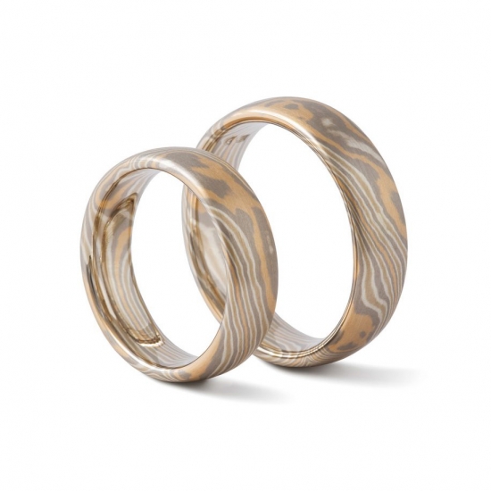 Hochzeitsringe mit organischer Maserung aus Palladium, Roségold, Graugold und Silber. Durch die unterschiedlich dicken Linien wirkt die Maserung organisch und sehr natürlich.