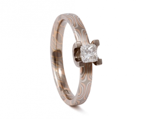 Verlobungsring - aus Mokume Gane mit Diamant im Prinzesscut