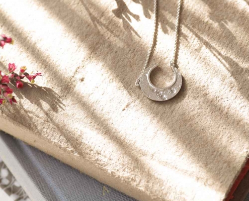 Zarte Collier-Kette aus handgefertigt aus Silber mit einer Mondsichel als Anhänger