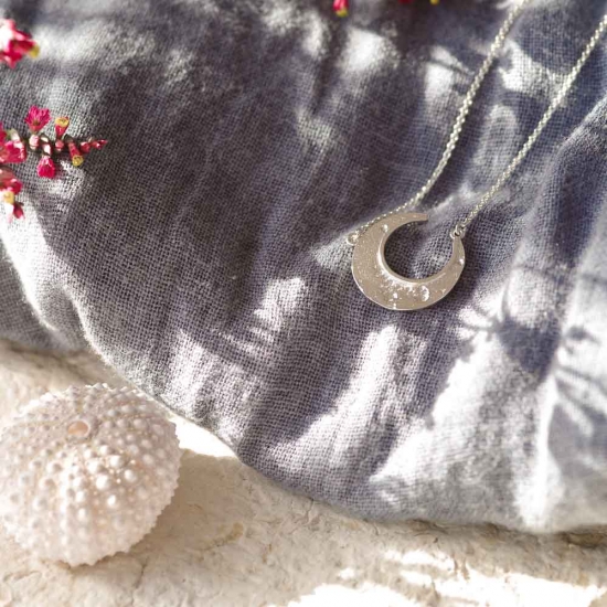 Zarte Collier-Kette aus handgefertigt aus Silber mit einer Mondsichel als Anhänger