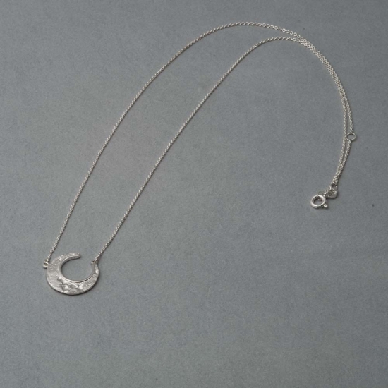 Zarte Collier-Kette aus handgefertigt aus Silber mit einer Mondsichel als Anhänger