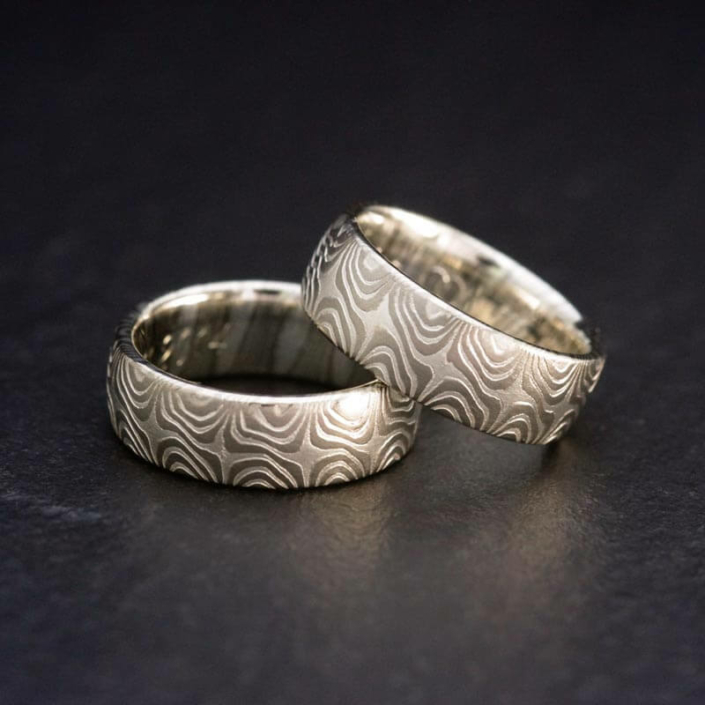 Eheringe mit Sternenmuster aus Palladium und Silber und geätzter Oberfläche.