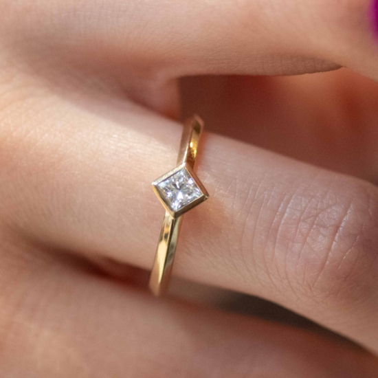 Verlobungsring mit Diamant im Prinzesscut